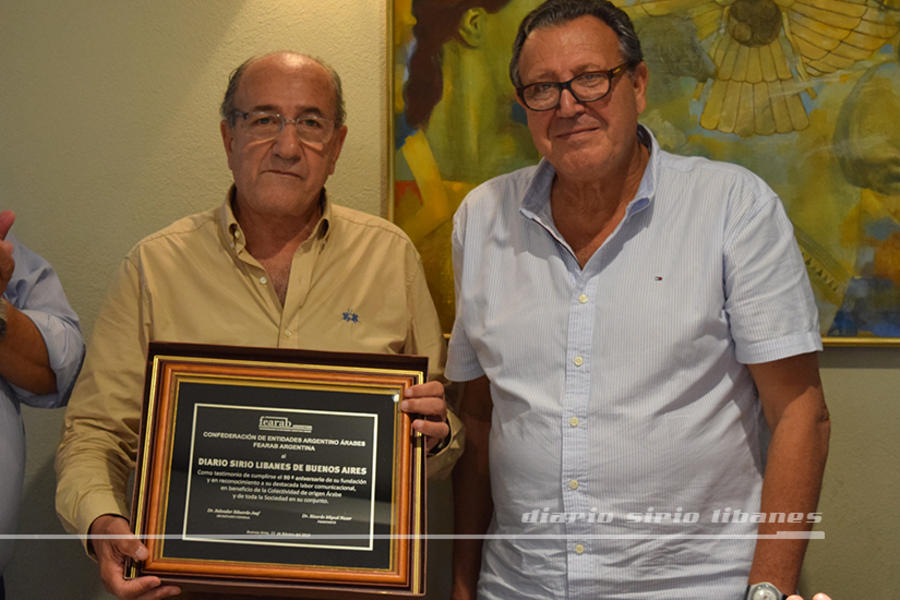 El Director del Diario Sirio Libanés, Yaoudat Brahim, recibe placa recordatoria de Fearab Argentina de manos de su presidente Ricardo Nazer