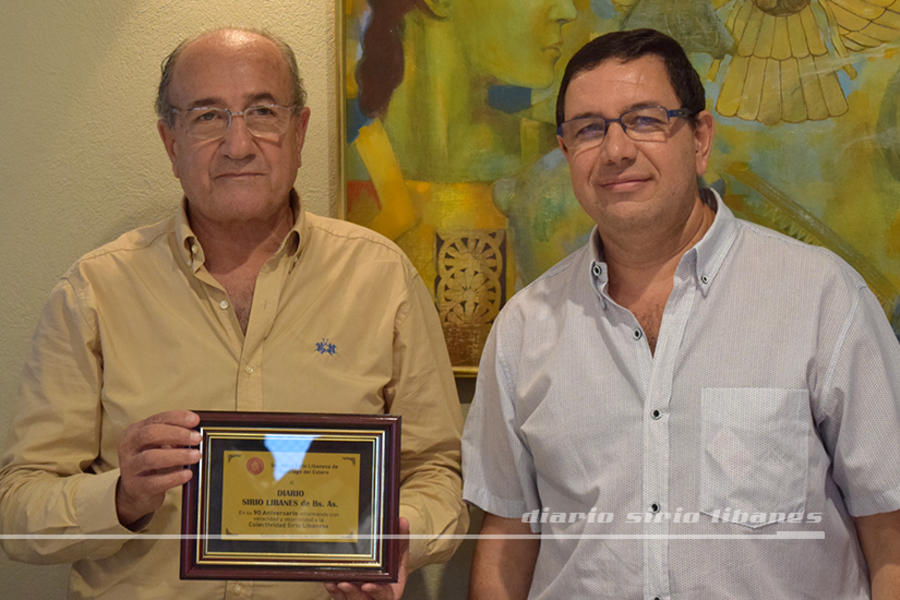 El Director del Diario Sirio Libanés, Yaoudat Brahim, recibe placa recordatoria de la Sociedad Sirio Libanesa de Santiago del Estero de manos de su presidente Habel Sapag
