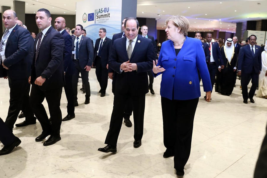 El presidente egipcio, Abdel Fattah al-Sisi y la canciller alemana, Angela Merkel, participan de la cumbre (Foto SocialNews)