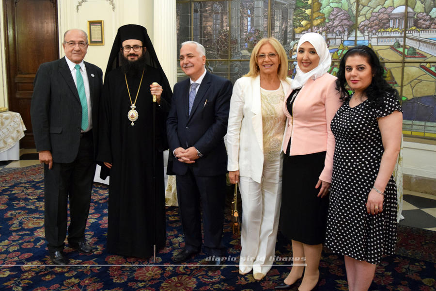 Monseñor Santiago y el Jefe de Misión Maher Mahfouz reciben al director del Diario Sirio Libanés, Yaoudat Brahim y Ana María Ganem presidenta de la Comisión de Damas CSLBA