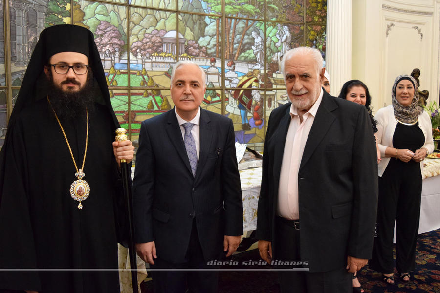 Monseñor Santiago y el Jefe de Misión Maher Mahfouz junto al presidente de la Asociación Islámica Alauita de Beneficencia, Elías Sleiman