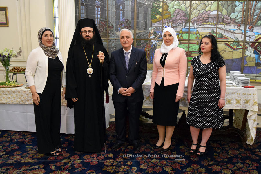 Monseñor Santiago fue recibido por el Jefe de Misión Maher Mahfouz junto a su Sra. esposa y las oficiales del equipo diplomático sirio