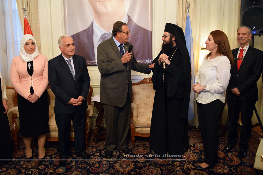 El Presidente del Fearab Argentina, Ricardo Nazer, brinda un mensaje de bienvenida a Monseñor Santiago