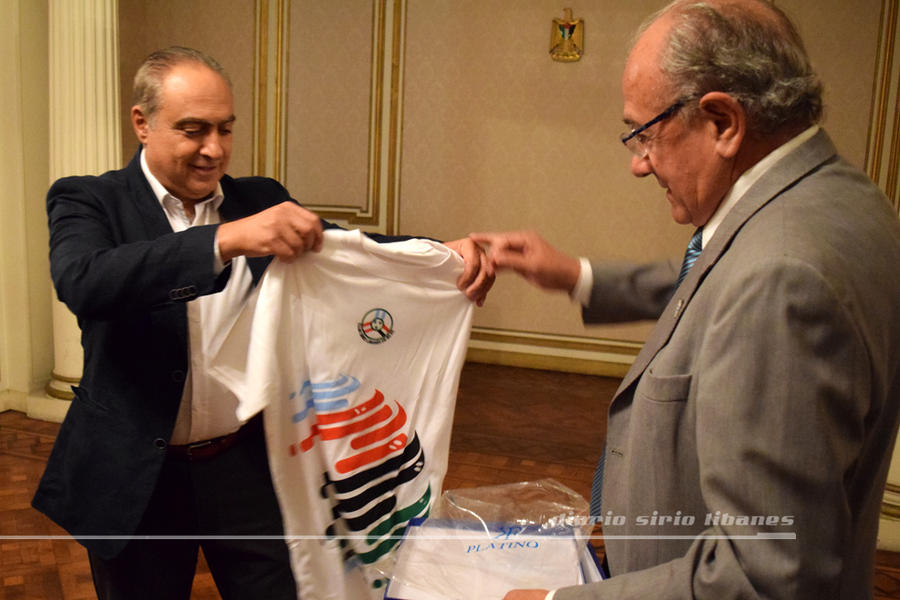 El presidente del Club Deportivo Palestino, Ing. Jorge Uaui recibe obsequio del Club Sirio Libanés de manos de Yaoudat Brahim
