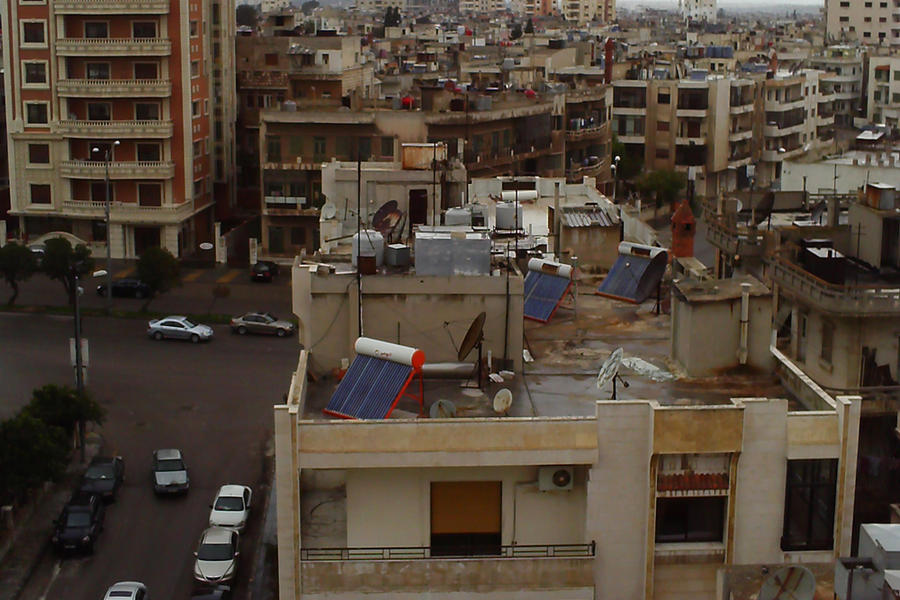 Los tejados de Homs y otras ciudades sirias se han poblado de paneles solares que proporcionan energía (Foto:Pablo Sapag M.) 