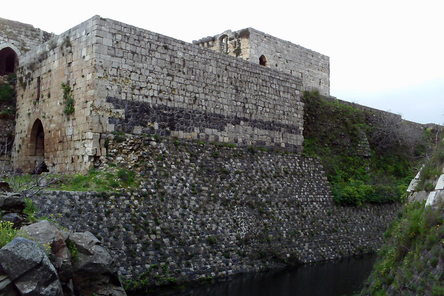 Foso y murallas defensivas del Qalat al Hosn (Foto: Pablo Sapag M.)