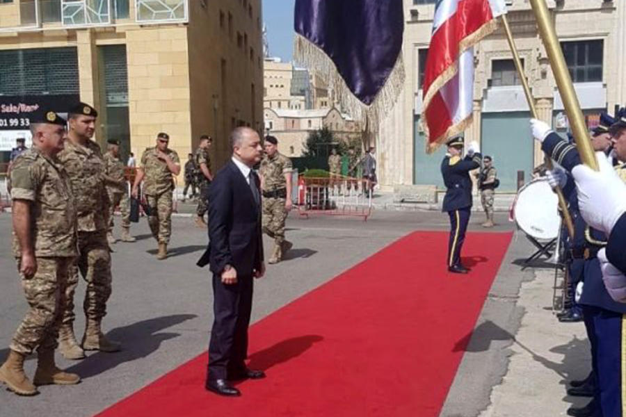 El ministro de Defensa libanés, Elías Bou Saab, frente al monumento de los Mártires en acto oficial del 103º aniversario (Beirut, Abril 6, 2019)