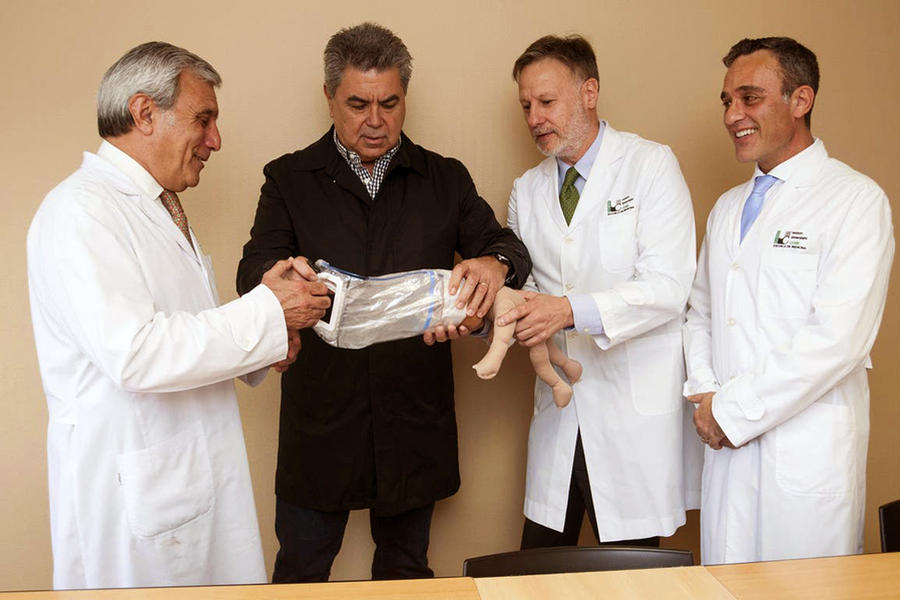 De izquierda a derecha: el doctor Angel Fiorillo (Jefe Departamento de Ginecología y Obstetricia - CEMIC), Jorge Odón (inventor), y los doctores Javier Schvartzman y Hugo Krupitzi, investigadores principales del proyecto (Foto La Nación)