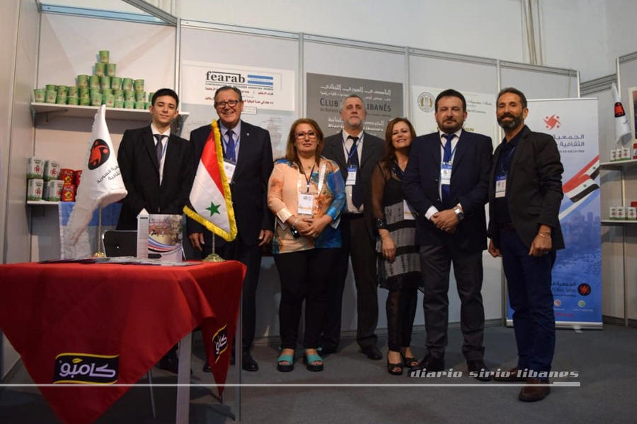 Miembros de la delegación argentina en el stand de nuestro país en la Feria Internacional de Damasco