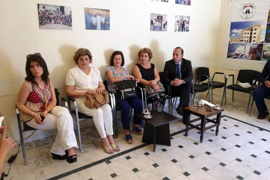 Las Damas Sirias y el encargado de negocios de Chile durante la visita a uno de los centros a los que las primeras entregaron la ayuda recaudada