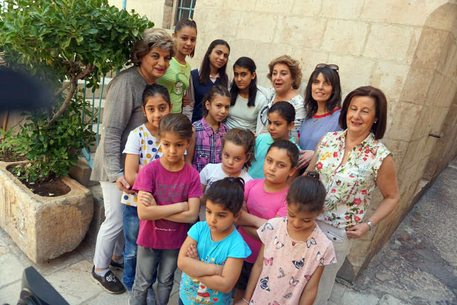 Las Damas Sirias junto a algunos de los niños de Saidnaya a los que visitaron
