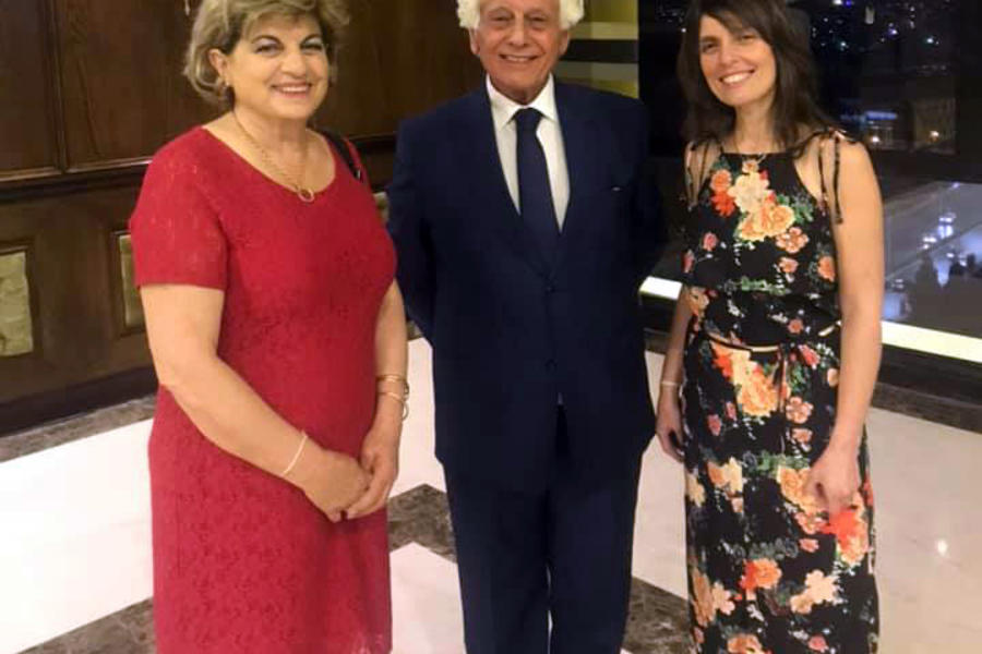 La presidenta y la vicepresidenta del Comité de Damas Sirias de Chile con el Dr. Mohsen Bilal