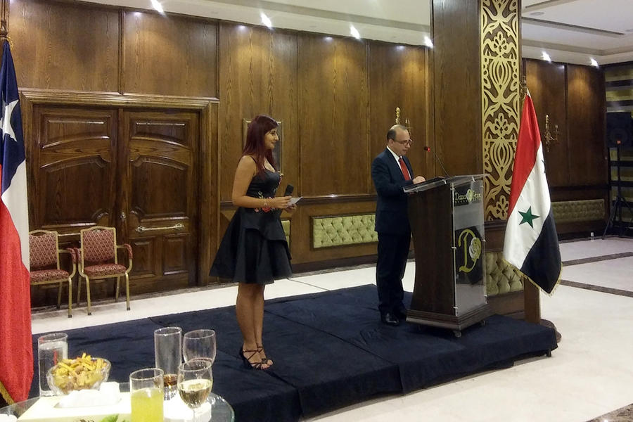 El encargado de negocios de Chile en Siria, David Quiroga, pronuncia un discurso en Damasco con motivo del 209º aniversario de la Independencia de su país