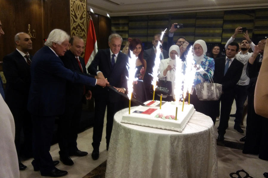 El encargado de negocios de Chile en Siria, David Quiroga, parte junto a autoridades sirias la torta de homenaje por el 209º aniversario de la Independencia de Chile