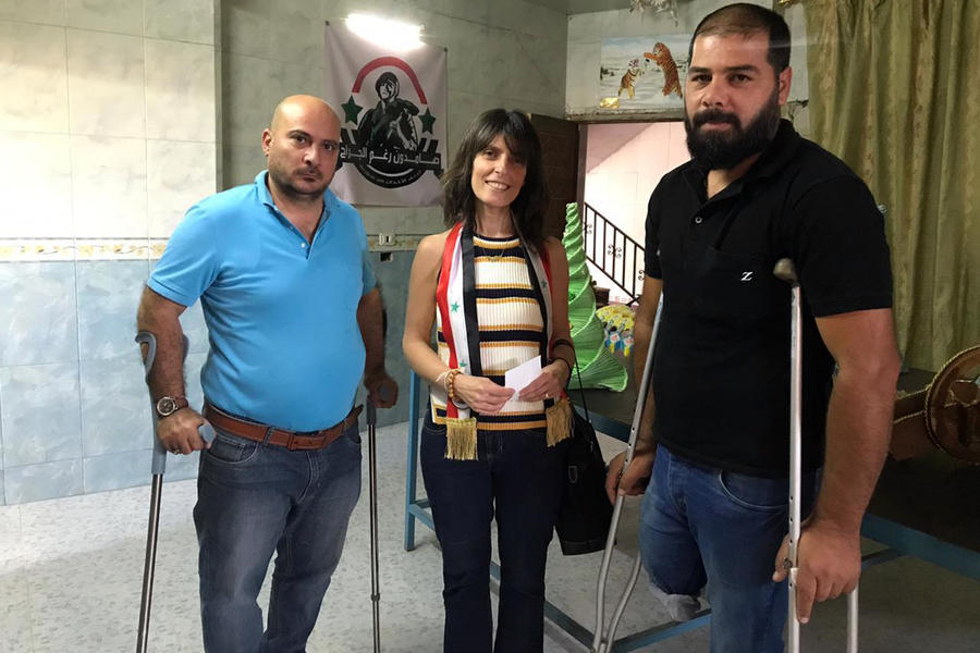 La vicepresidenta del Comité de Damas Sirias de Chile, Lina Toumani, con miembros de la Fundación “Heridos pero firmes”, que apoya a los combatientes mutilados