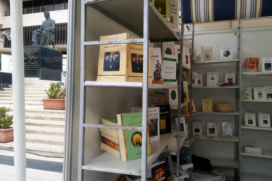 En un país multiconfesional como Siria, en la Feria del Libro de Damasco no han faltado los textos religiosos y los que tratan sobre la relación entre política y fe. Foto: Pablo Sapag M
