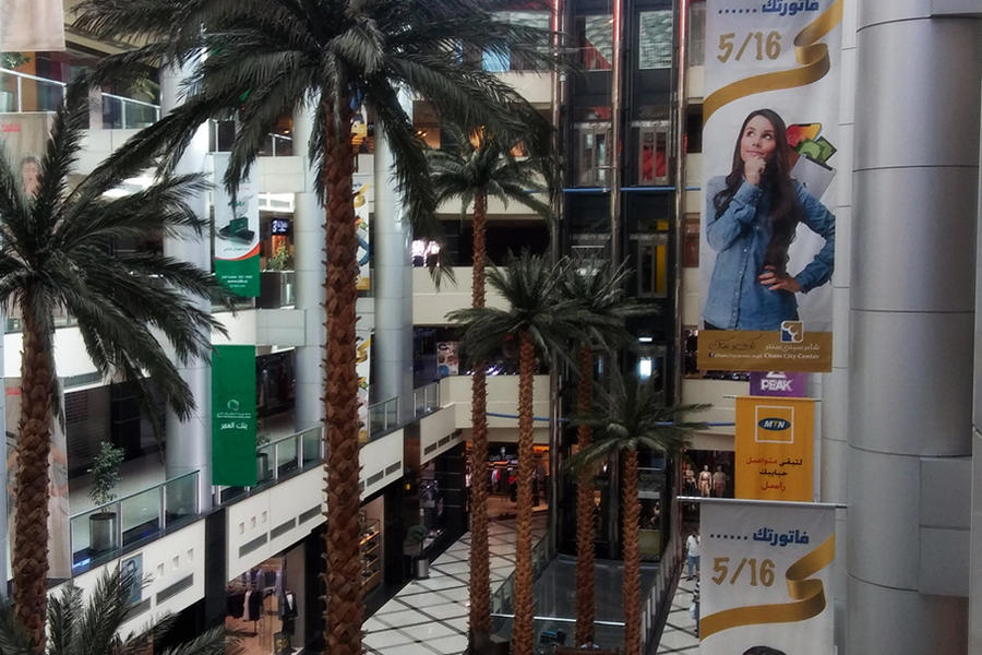Interior de un moderno centro comercial damasceno donde oferta y demanda no terminan de encontrarse. Foto: Pablo Sapag M. 