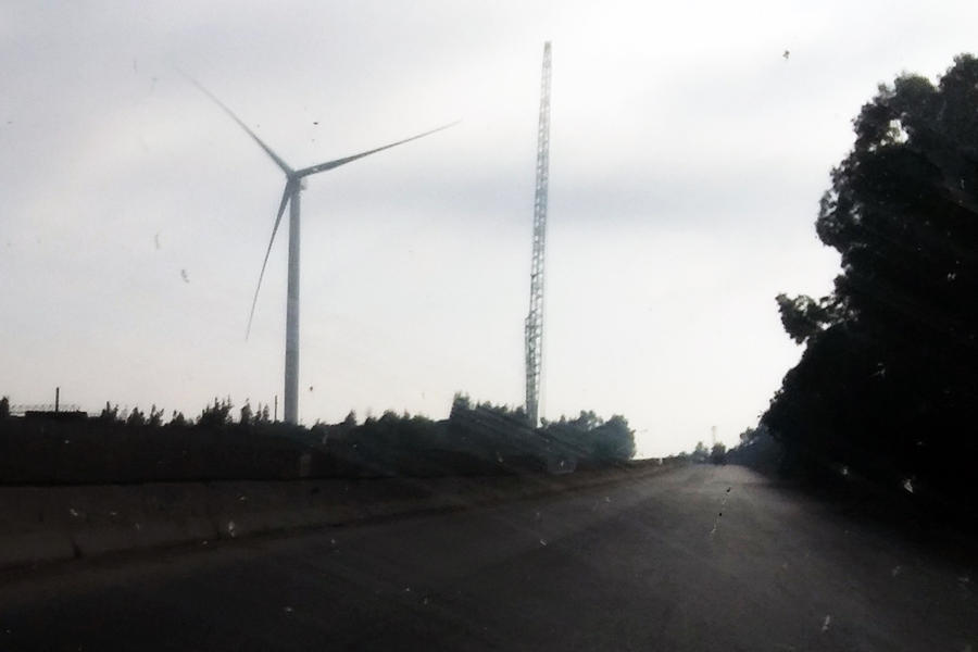Siria enfrenta el embargo petrolero desarrollando energías alternativas. Primera turbina de generación eléctrica en las afueras de Homs. Foto: Pablo Sapag M. 