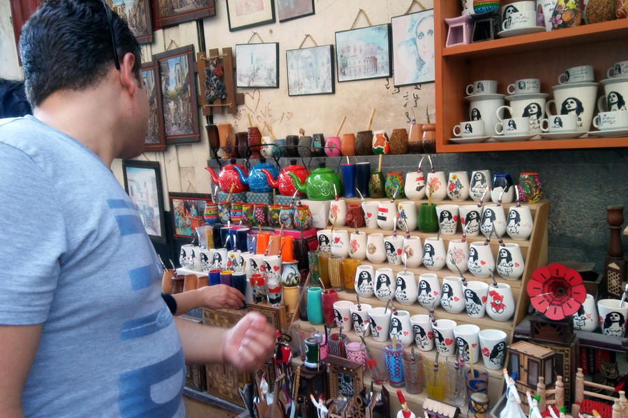 En los tradicionales mercados sirios se notan las visitas de los expatriados en América Latina. Venta de mates y bombillas con motivos sirios en la Ciudad Vieja de Damasco. Foto: Pablo Sapag M.