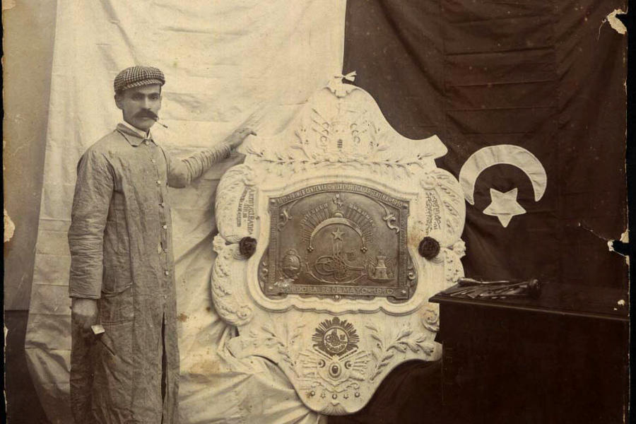 El escultor sirio Jorge Batica y su obra | Córdoba, Mayo 1910 (Foto cortesía de Carina Villafañe Batica)