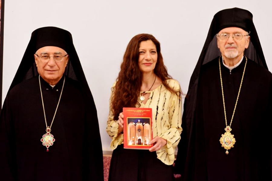 La autora, María Alejandra Flores, junto a Su Beatitud Joseph I Absi y Monseñor Ibrahim Salameh Karam