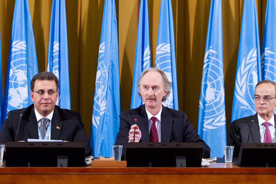 Palabras del Enviado de la ONU para Siria, Geir Pedersen, durante la sesión de apertura del Comité Constitucional Sirio. A su lado los co presidentes del organismo, Ahmed Kazbari por el Gobierno (izq.) y Hadi al-Bahra por la oposición (der.)