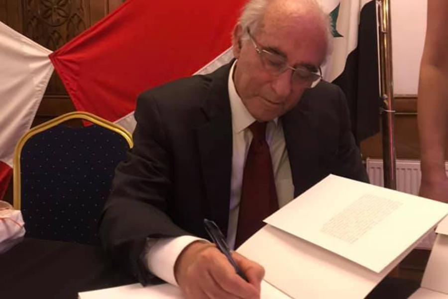 Sergio Bitar firma su libro