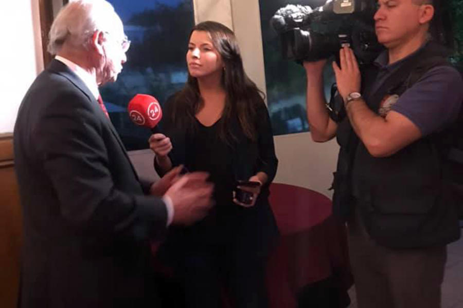 Sergio Bitar atiende los micrófonos de Televisión Nacional de Chile