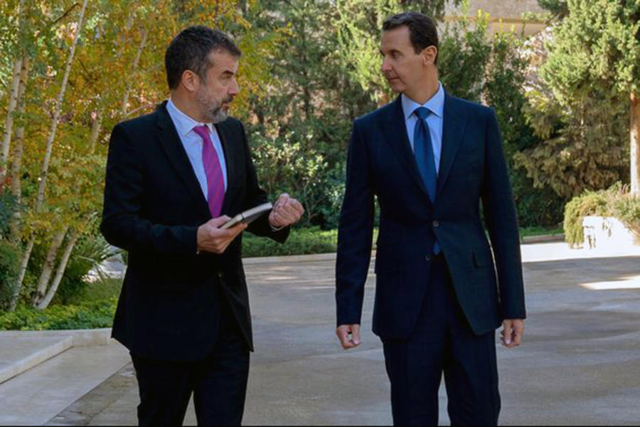 Después de la entrevista en los jardines del Palacio Presidencial, el presidente Bashar Al Asad junto a Régis Le Sommier, subdirector de Editorial de Paris Match (Foto: Paris Match)