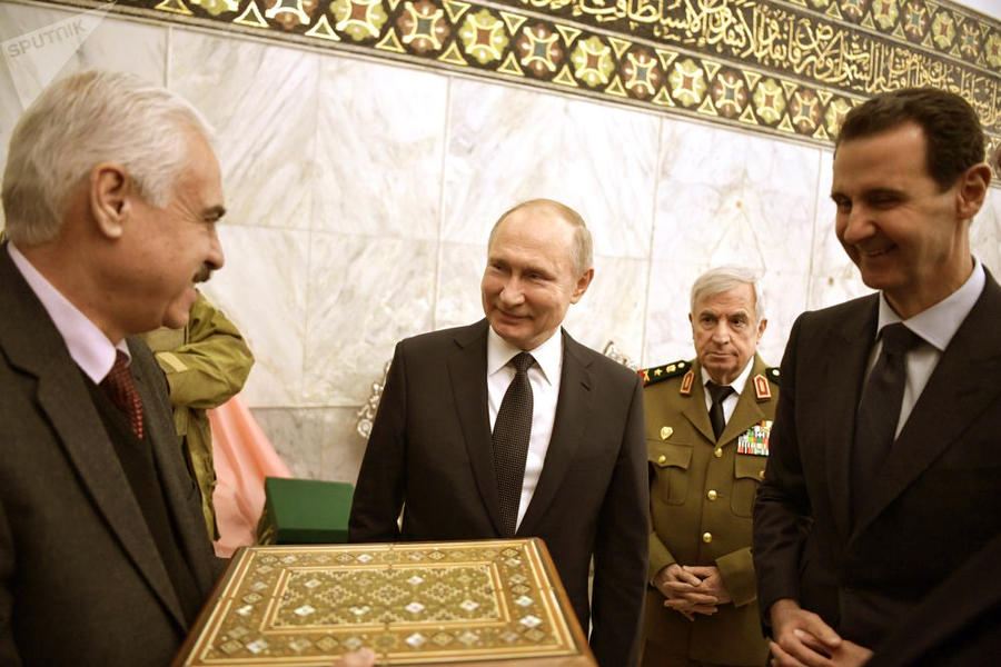 Presidente Vladimir Putin visita la Gran Mezquita de los Omeyas y obsequia una edición del Sagrado Corán del S. XVII  |  Damasco, Enero 7, 2020 (Foto Sputnik / Alexey Nikolsky)