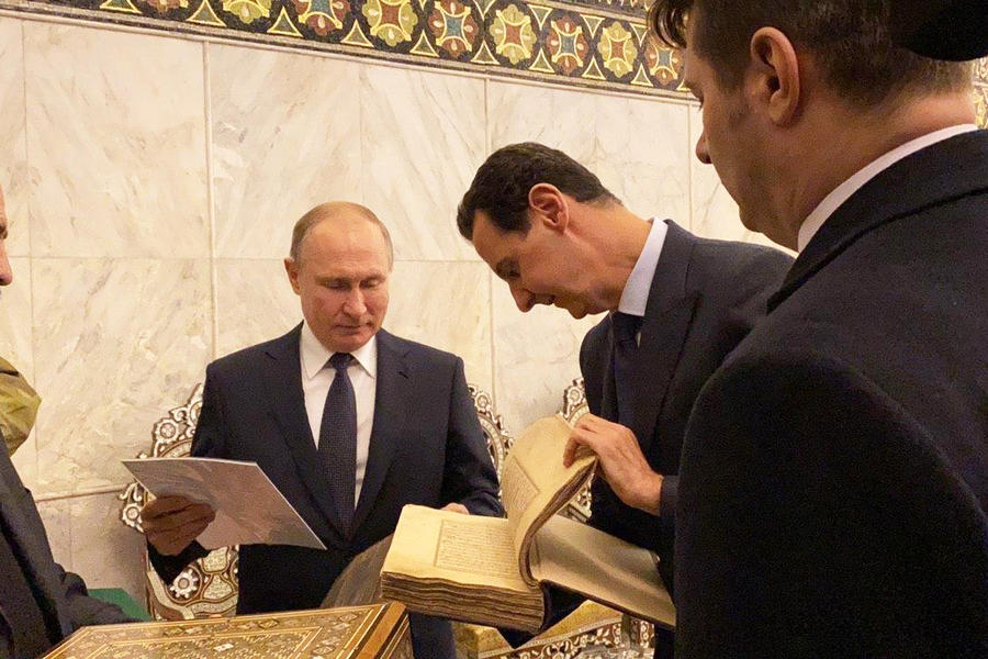 Presidente Vladimir Putin visita la Gran Mezquita de los Omeyas y obsequia una edición del Sagrado Corán del S. XVII  |  Damasco, Enero 7, 2020