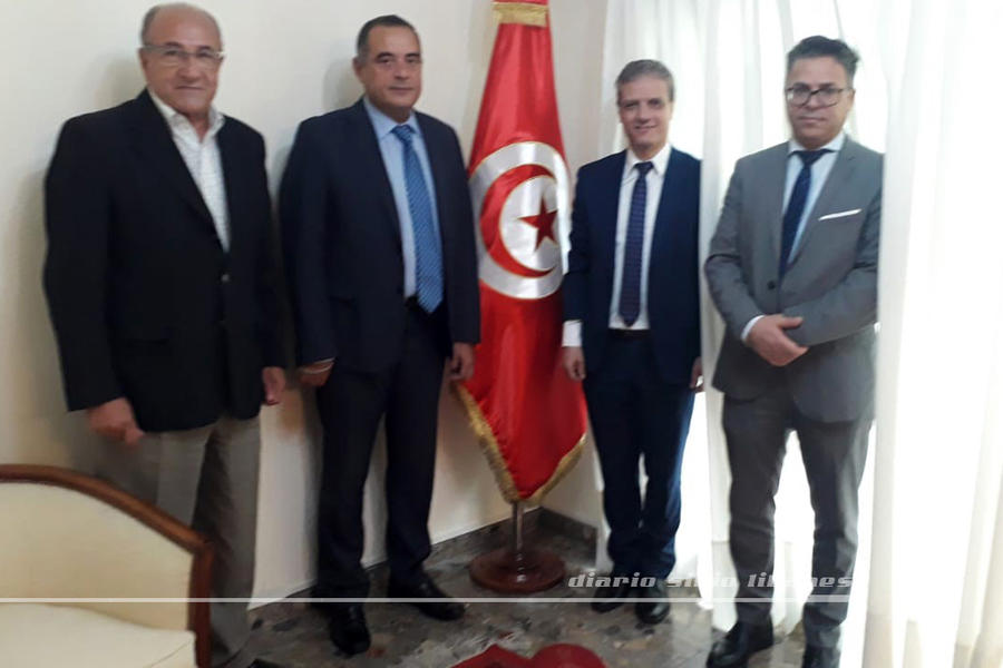 El Embajador de la República de Túnez, Mohamed Ali Ben Abid y el Encargado de Negocios, Walid Zoghlami, recibieron al presidente del CSLBA, Yaoudat Brahim y al responsable de RR. II., Simón Hajal  