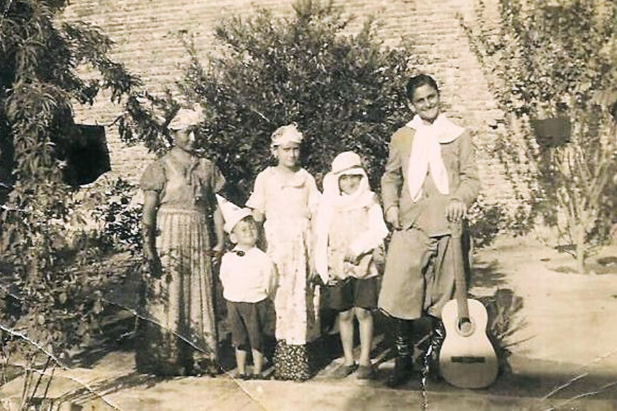 A la derecha: Juan Bautista Esper vestido de gaucho durante su infancia en Yariguarenda, Salta