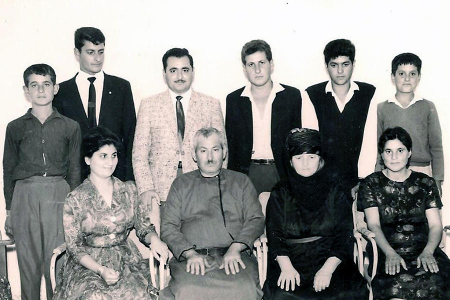 Abajo a la izquierda: Yamila junto a sus padres y hermanos en Mhardeh, Siria