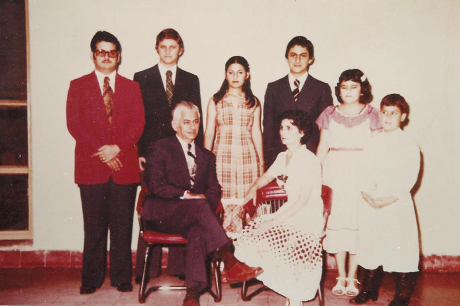 Yamila y Juan Bautista, junto a sus seis hijos en Tartagal, Salta
