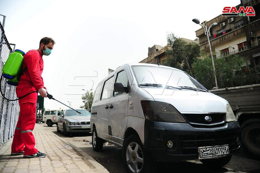 Equipos de la Media Luna Roja Árabe Siria (SARC) continúan la campaña de desinfección de la vía pública en las ciudades de Damasco y Alepo | Abril 5, 2020 (Foto: SANA)