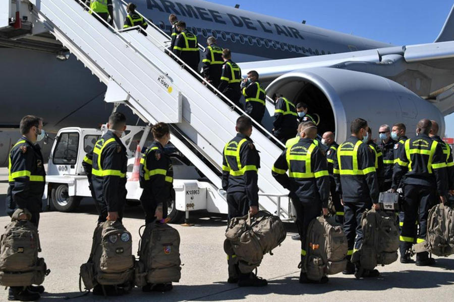 El personal francés Securite Civile (Seguridad Civil) aborda un Airbus A330, en el aeropuerto de Roissy, cerca de París. (AFP
