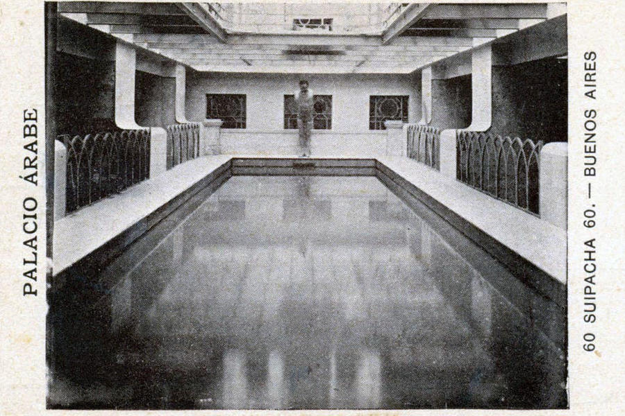 Pileta de natación para caballeros. Según una postal institucional (Crédito: Colección Héctor Pezzimenti)