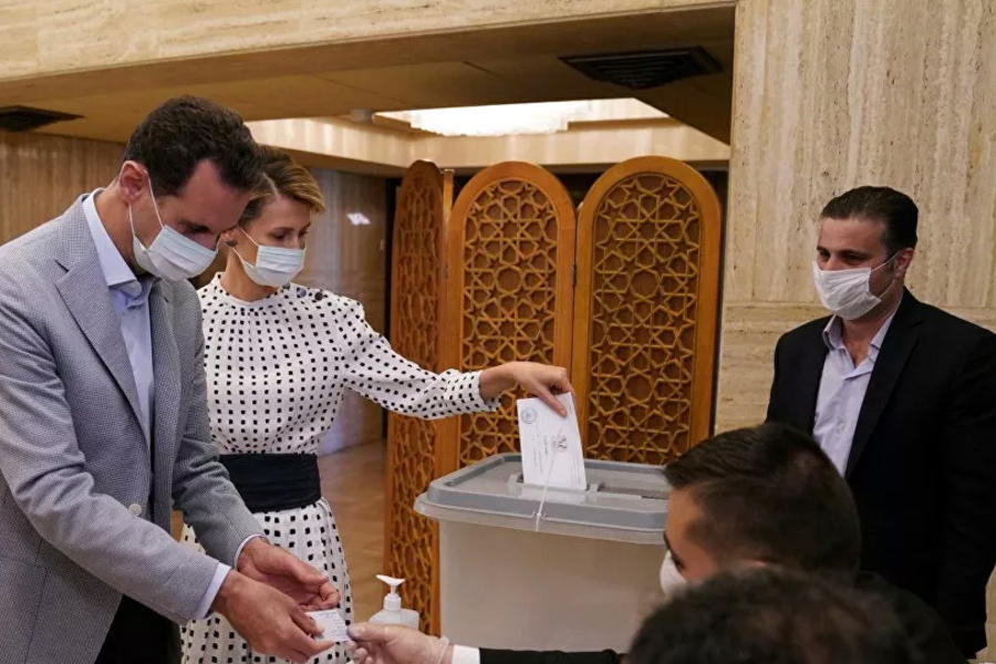 El presidente Bashar Al Asad y su esposa Asma emitieron su voto este domingo (Foto SANA)