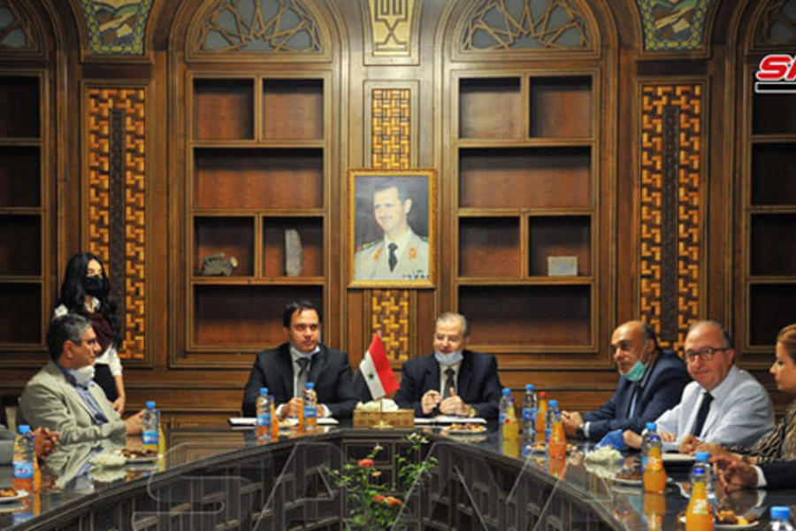 Gobernador de Damasco y presidente de la Universidad durante la reunión para firmar el convenio (Foto: SANA)