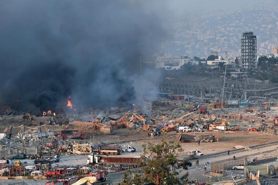 El humo se eleva desde un área de una gran explosión que sacudió el área del puerto de Beirut, Líbano. EPA