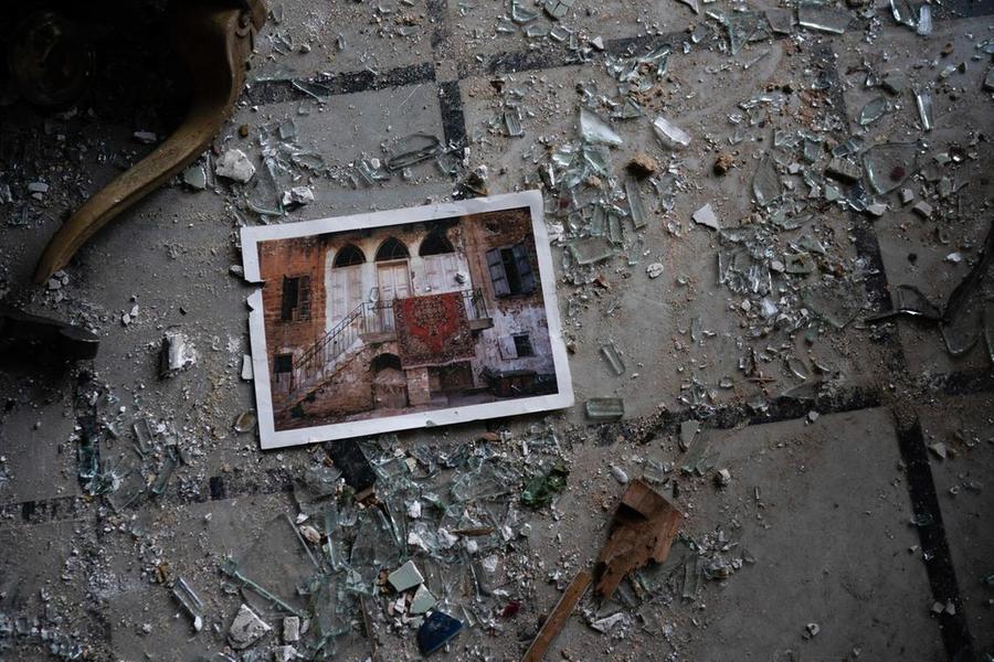 Una foto descansa entre vidrios rotos en el piso del Palacio Sursock (Foto AP) 