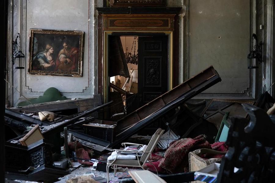 Una pintura cuelga de la pared de una habitación muy dañada en el Palacio Sursock (Foto AP)