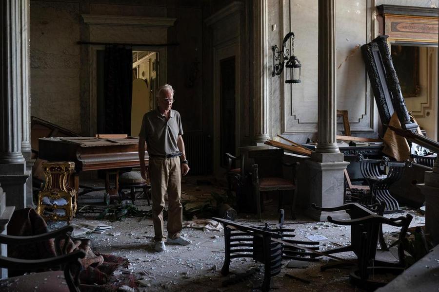 Roderick Sursock se encuentra en una habitación muy dañada del Sursock Palace, afectada por la explosión en el puerto marítimo de Beirut (Foto AP)