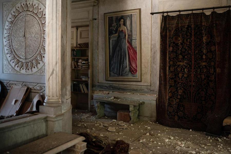 Los escombros del techo y las paredes cubren el piso de una habitación en el Palacio Sursock (Foto AP)