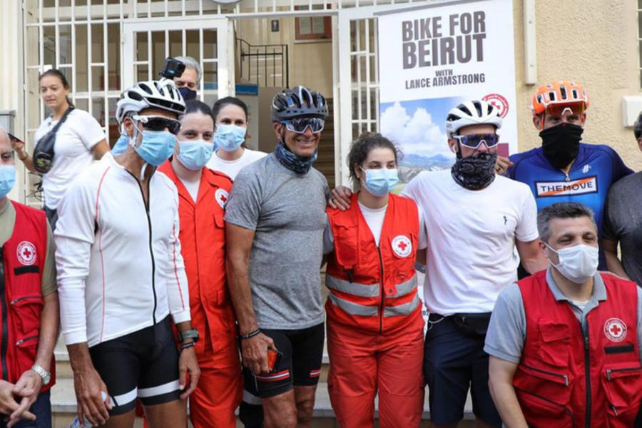 Lance Armstrong con miembros de la Cruz Roja