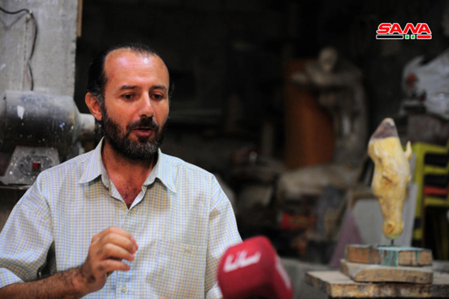 Hussam Jannoud entrevistado por SANA en su estudio en la capital siria
