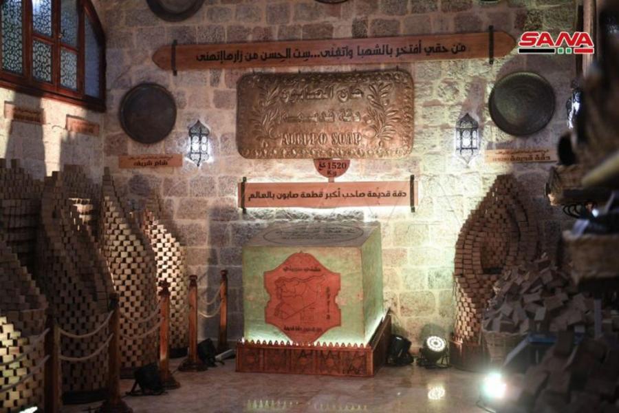 La pastilla de jabón de laurel mas grande del mundo exhibe sus 1.520 Kg. en los salones del Khan al-Saboun de Alepo
