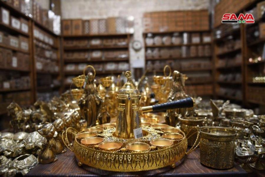 Los tradicionales productos en cobre acompañan al jabón y exponen la típica artesanía siria de Alepo en los salones del Khan al-Saboun
