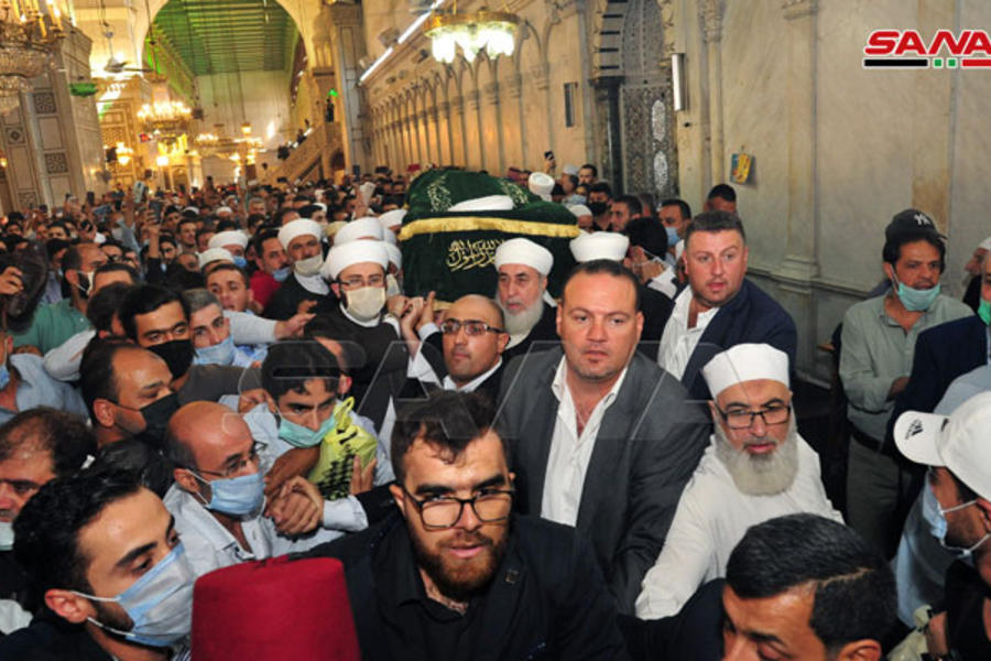 La procesión llega a la gran Mezquita Omeya de Damasco para la ceremonia fúnebre (Foto: SANA)